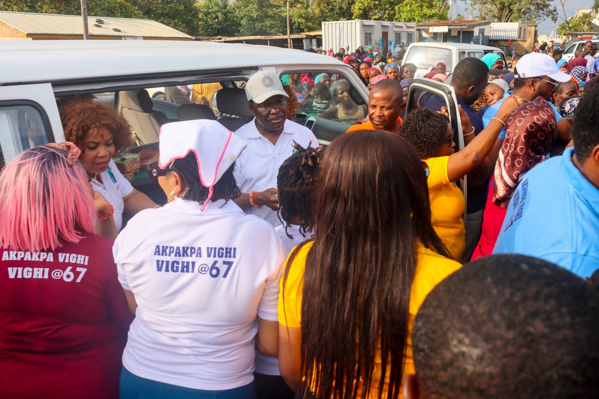 CEMTelevision's tweet photo. @OzekhomeMike uplifting the souls of the residents, provided cooked meals, rice, noodles and cash gifts, decried the state of the camp, stressing that the government has failed in it’s constitutional mandate of provide for and protecting his citizens. #ozekhomeMike https://t.co/XUjK97s3kd