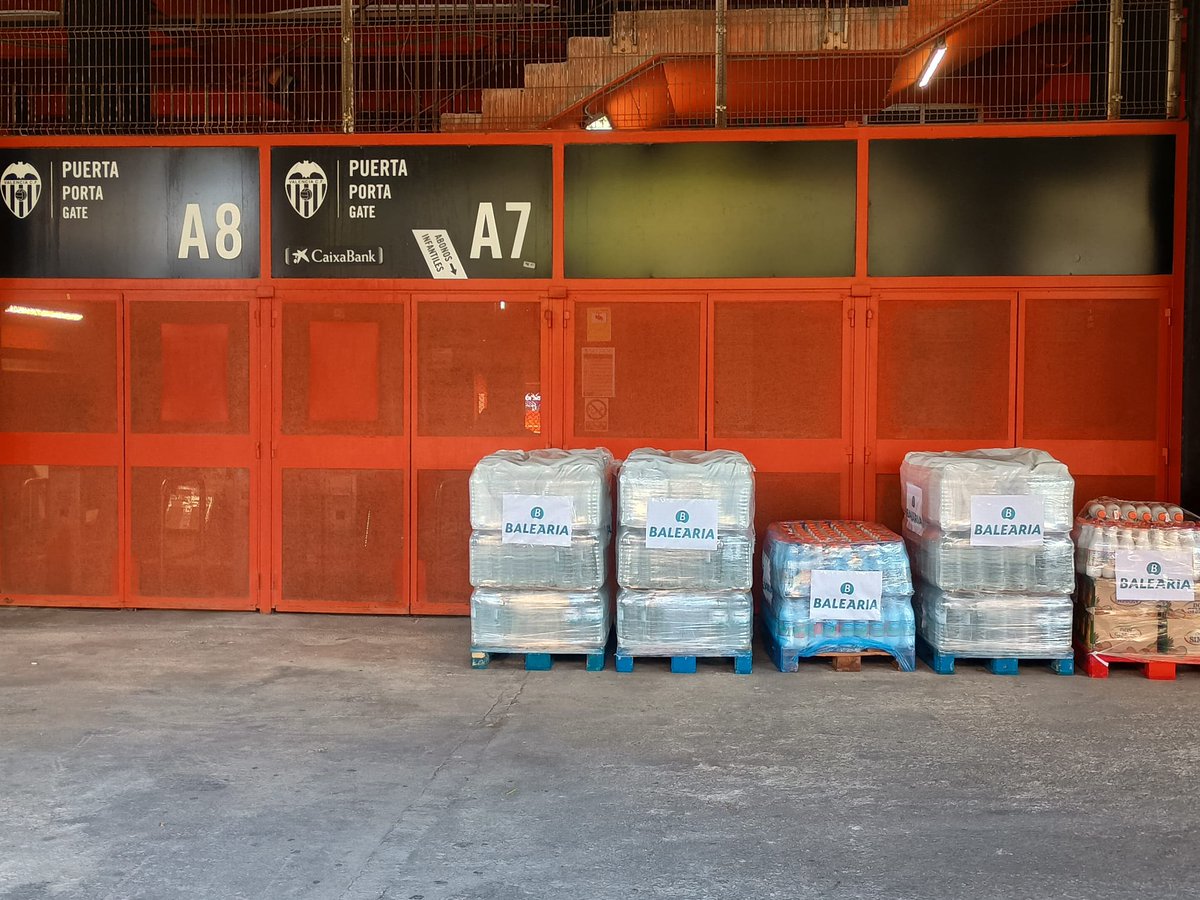 Balearia's tweet photo. 💙 El Banco de Alimentos de València estuvo ayer en Mestalla recogiendo productos básicos de higiene y alimentación para ser distribuidos a las zonas afectadas.

Hemos aportado nuestro granito de arena y seguiremos haciéndolo con nuestro punto de recogida del Almacén de Dénia. 🫂 https://t.co/ovwVAMTszI
