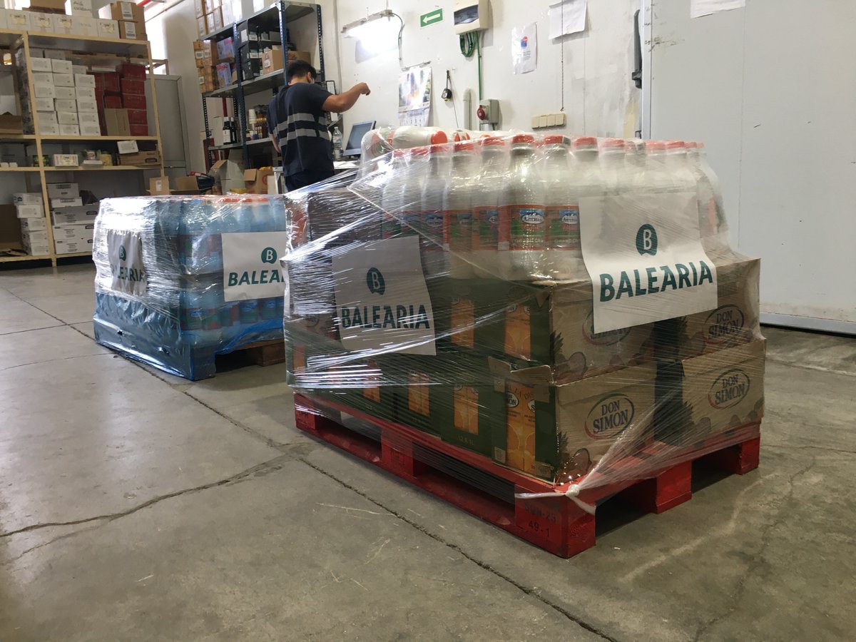 Balearia's tweet photo. 💙 El Banco de Alimentos de València estuvo ayer en Mestalla recogiendo productos básicos de higiene y alimentación para ser distribuidos a las zonas afectadas.

Hemos aportado nuestro granito de arena y seguiremos haciéndolo con nuestro punto de recogida del Almacén de Dénia. 🫂 https://t.co/ovwVAMTszI
