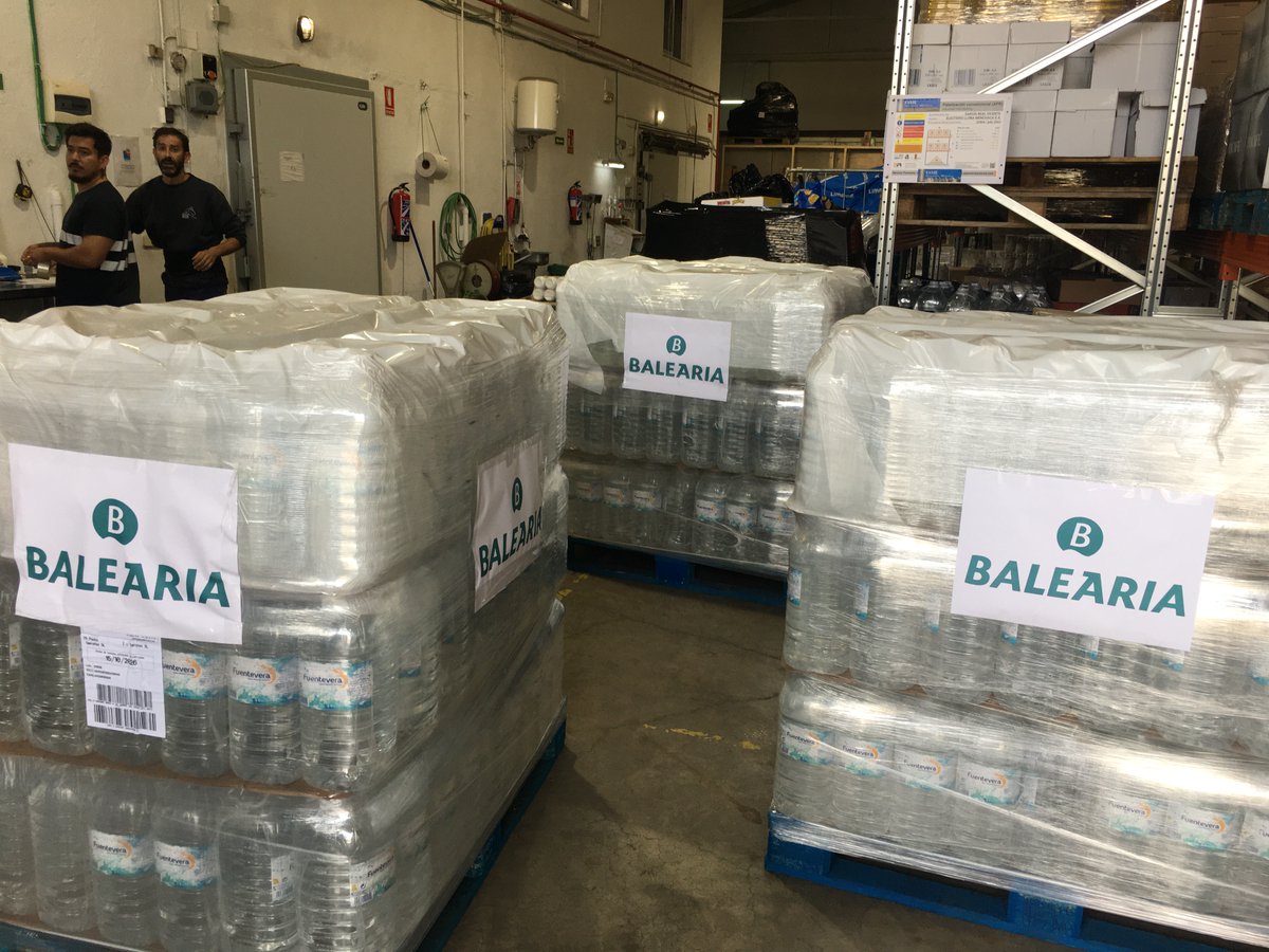 Balearia's tweet photo. 💙 El Banco de Alimentos de València estuvo ayer en Mestalla recogiendo productos básicos de higiene y alimentación para ser distribuidos a las zonas afectadas.

Hemos aportado nuestro granito de arena y seguiremos haciéndolo con nuestro punto de recogida del Almacén de Dénia. 🫂 https://t.co/ovwVAMTszI