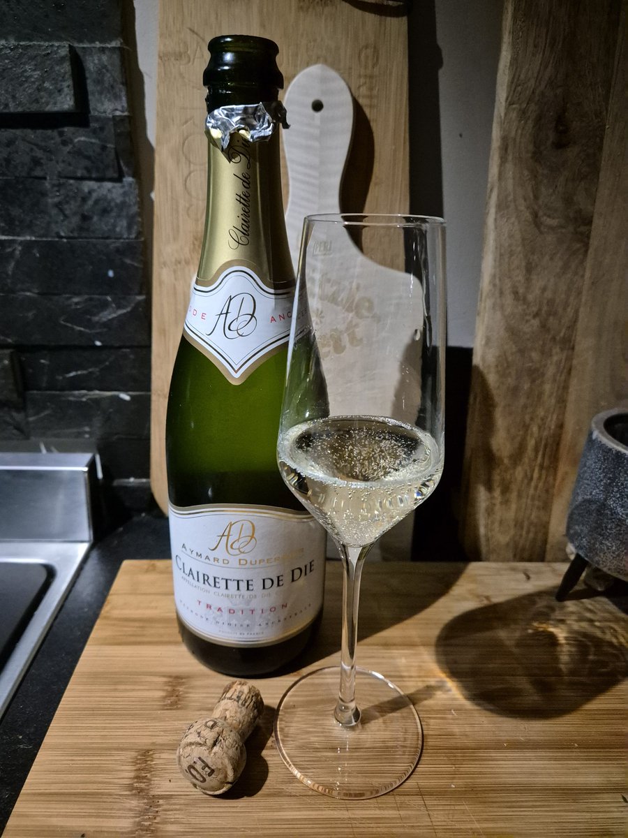 Charlotte19874's tweet image. Sommige dingen moet je gewoon goed vieren!!
😁❤️🍀🍾🥂🍾🍀❤️😁
#Cheers #progressie