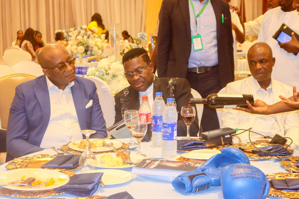 CEMTelevision's tweet photo. Allen Onyema at @OzekhomeMike birthday party #OzekhomeMike aka #Akpakpavighivighi 
.
.
.
.
Picture by @PeterTrippy https://t.co/W5NS7CfFzs