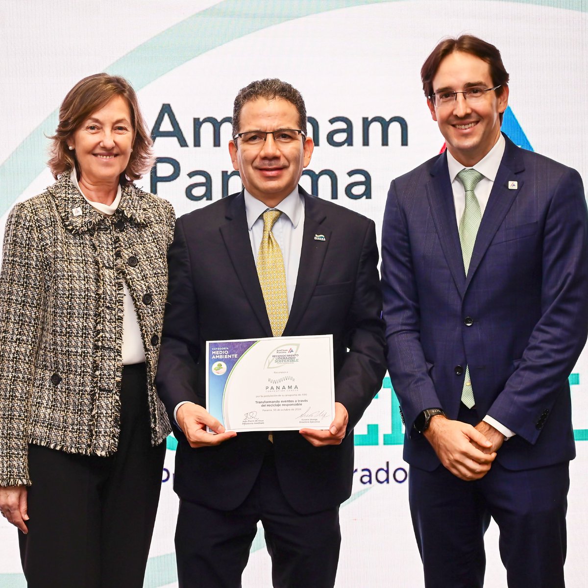 panamaccenter's tweet photo. El Panama Convention Center ha sido reconocido por AMCHAM Panamá en la categoría de Medio Ambiente por su programa “Transformando eventos a través del reciclaje responsable”. ♻️ 

#PanamaConventionCenter #PanamaConventions #EventsPanama #BornToConnect #ASMGlobal https://t.co/Osjw8nRdjm