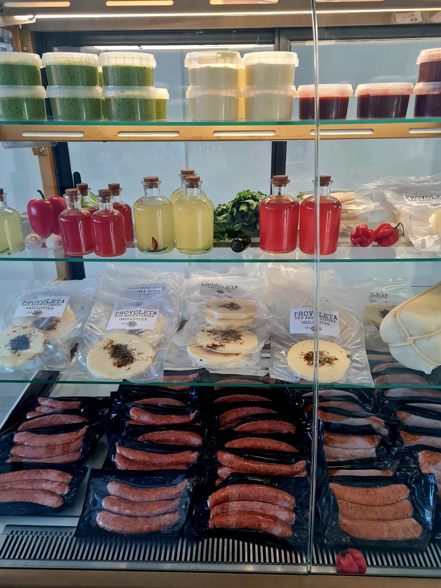 Este mes participamos de la inauguración del emprendimiento de Víctor Abreu, que ya instaló en Suecia su marca de embutidos estilo argentino, las provoletas y el chimichurri. @abreufoods #argentinskchorizo #butiker #ArgentinianRecipes <a href="/Cancilleria_Ar/">Cancillería Argentina 🇦🇷</a>