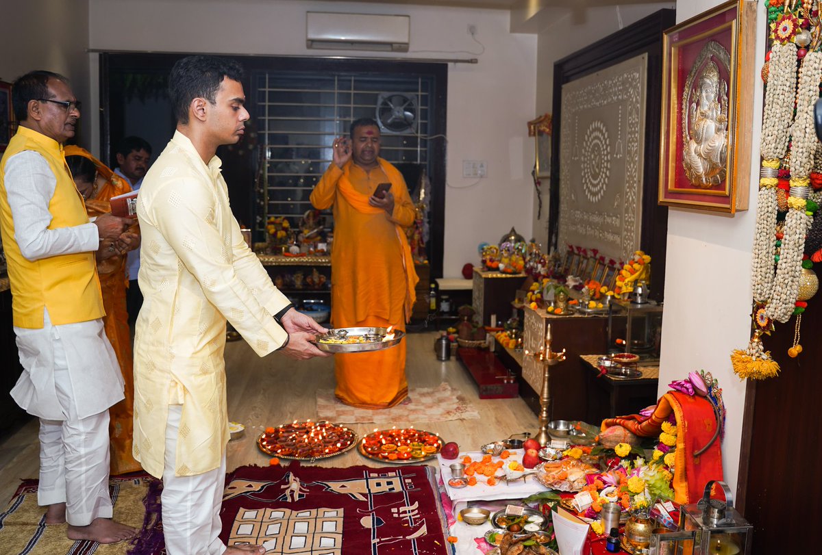 ks_chauhan23's tweet photo. शुभ दीपोत्सव🪔

आलोक-पर्व हम सभी के अंतरतम में उजास, सामूहिकता और उत्सवधर्मिता के भाव को और अधिक प्रगाढ़ करे।

हम अपनी संस्कृति, जीवन मूल्यों और परंपराओं पर गर्व करें। https://t.co/q2OvPBs61C