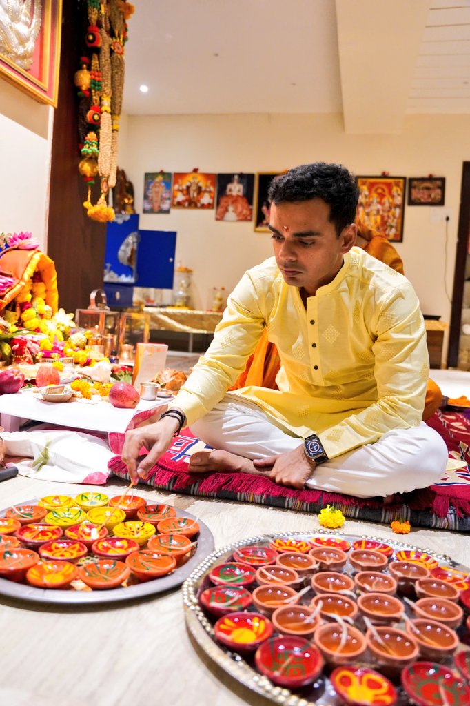 ks_chauhan23's tweet photo. शुभ दीपोत्सव🪔

आलोक-पर्व हम सभी के अंतरतम में उजास, सामूहिकता और उत्सवधर्मिता के भाव को और अधिक प्रगाढ़ करे।

हम अपनी संस्कृति, जीवन मूल्यों और परंपराओं पर गर्व करें। https://t.co/q2OvPBs61C