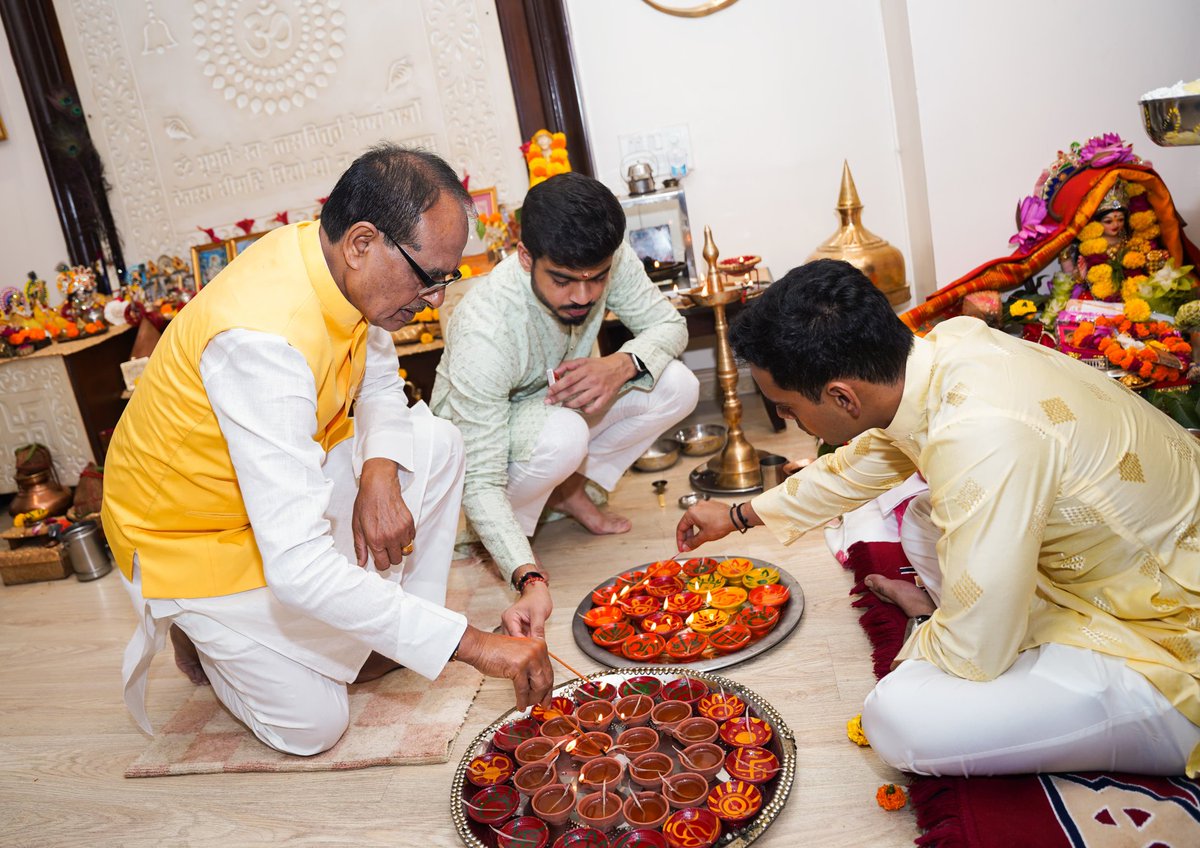 ks_chauhan23's tweet photo. शुभ दीपोत्सव🪔

आलोक-पर्व हम सभी के अंतरतम में उजास, सामूहिकता और उत्सवधर्मिता के भाव को और अधिक प्रगाढ़ करे।

हम अपनी संस्कृति, जीवन मूल्यों और परंपराओं पर गर्व करें। https://t.co/q2OvPBs61C