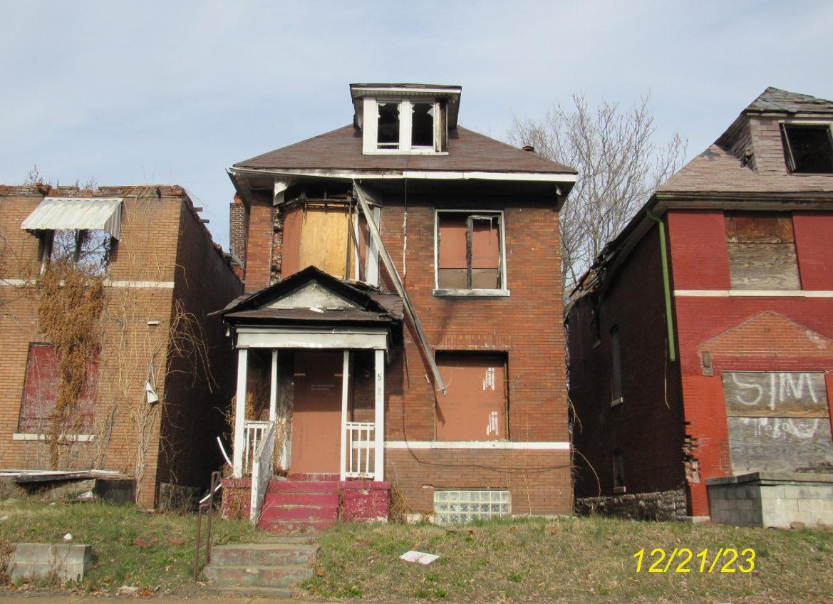 jasonriverastl's tweet photo. #SLDCSpotlight Series: LRA, the worst neighbor in St. Louis. Let’s dive into the culture of corruption within the city’s massive landbank. 

🧵 https://t.co/21wOPlazJx