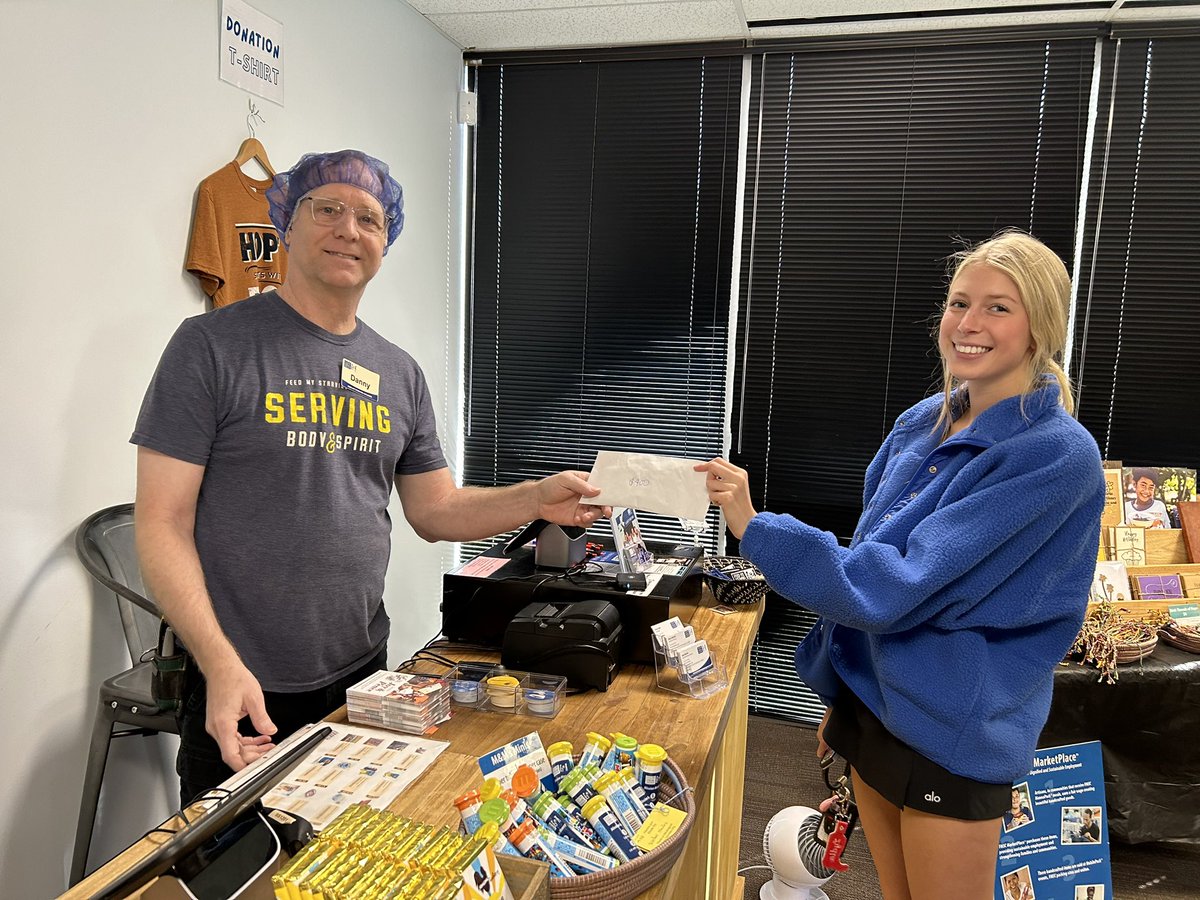 PEARCEDECA's tweet photo. JJP DECA feeds 65 children for a year at FMSC today &amp; donated $400 which is enough to feed 4 children for a year. 🙌🏻❤️🔷 @JJPearceHS @RichardsonISD @DECAInc @txdeca11 @fmsc_org @RISD_CTE https://t.co/3NpOUs9Q3n