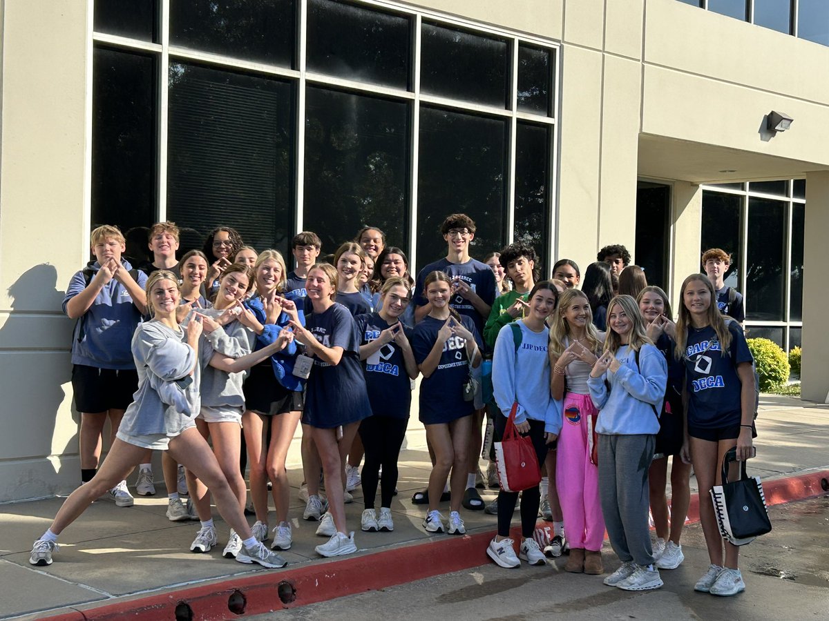 PEARCEDECA's tweet photo. JJP DECA feeds 65 children for a year at FMSC today &amp; donated $400 which is enough to feed 4 children for a year. 🙌🏻❤️🔷 @JJPearceHS @RichardsonISD @DECAInc @txdeca11 @fmsc_org @RISD_CTE https://t.co/3NpOUs9Q3n