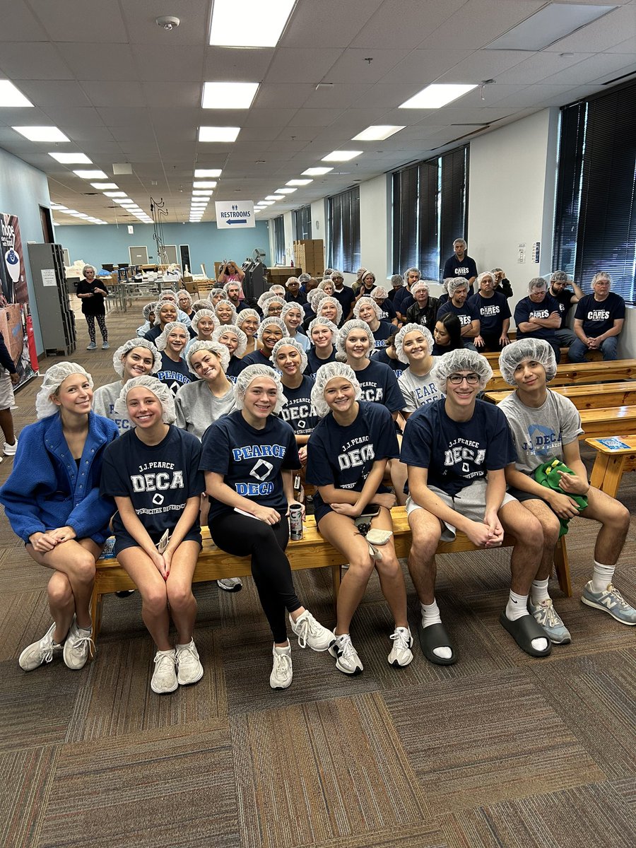 PEARCEDECA's tweet photo. JJP DECA feeds 65 children for a year at FMSC today &amp; donated $400 which is enough to feed 4 children for a year. 🙌🏻❤️🔷 @JJPearceHS @RichardsonISD @DECAInc @txdeca11 @fmsc_org @RISD_CTE https://t.co/3NpOUs9Q3n