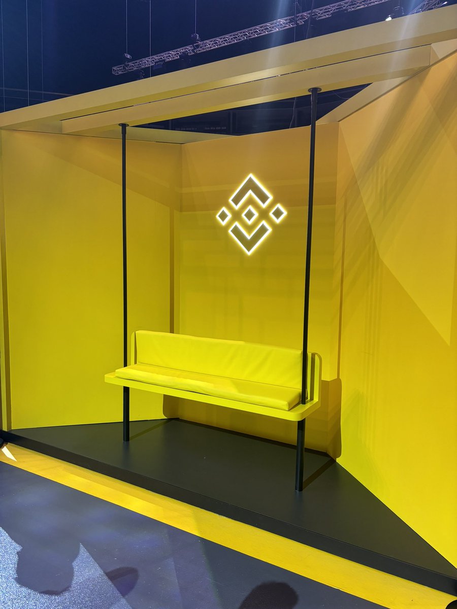 bene_ctb's tweet photo. Some insights from the #BinanceBlockchainWeek 😺

Yellow was the color of the event and the highlight was definitely @cz_binance🔥 https://t.co/83OwxGC2Ev