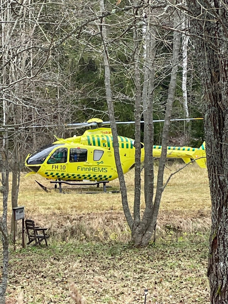 LappvikF's tweet photo. Tuloksellista yhteistyötä #ensihoito -teamin voimin @FinnHEMS @HUS_fi @lupelastus https://t.co/BvTolhOtus