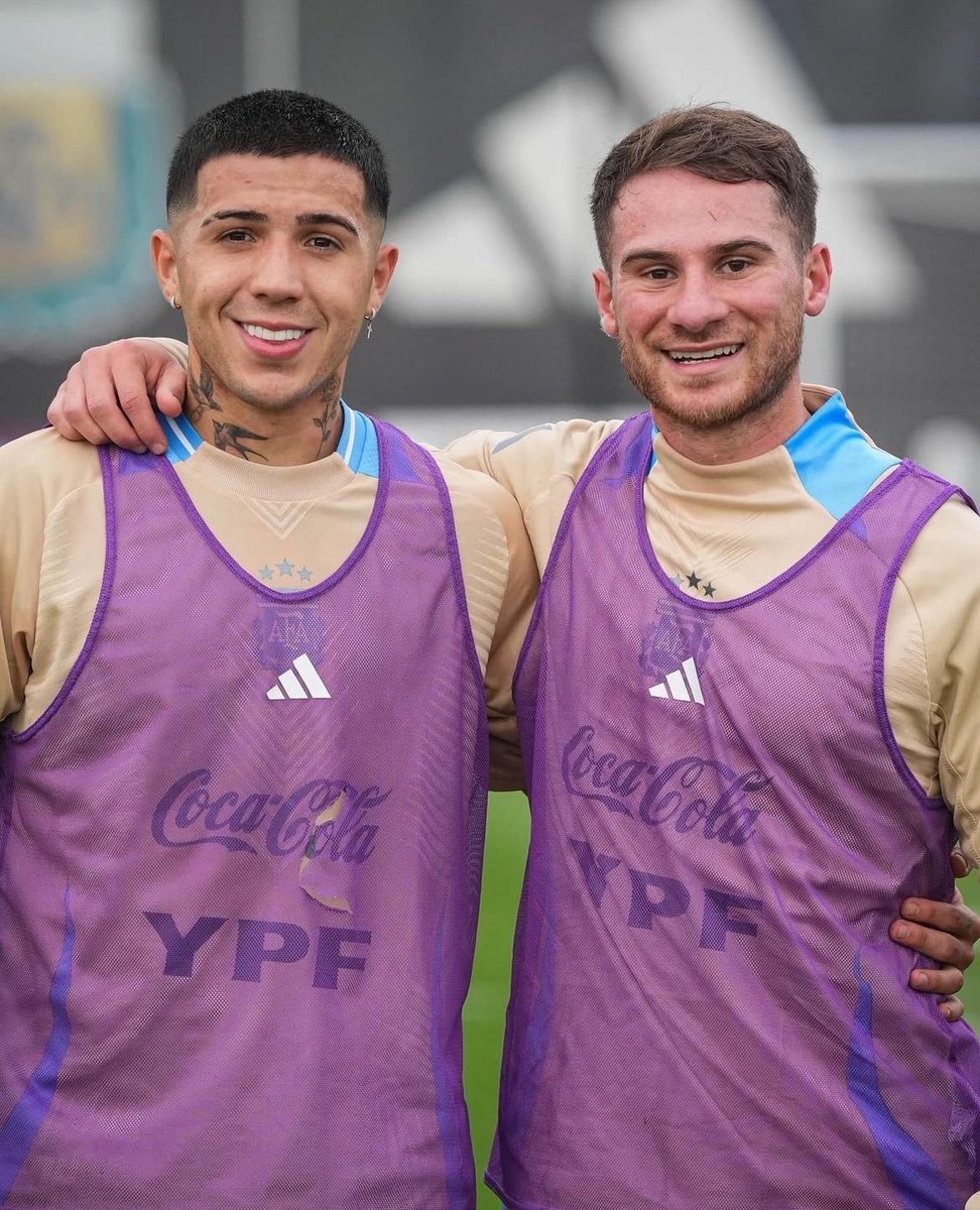 mis ídolos, lo que hagan adentro de la cancha no me interesa.

Enzo Fernández y Alexis Mac Allister master class.