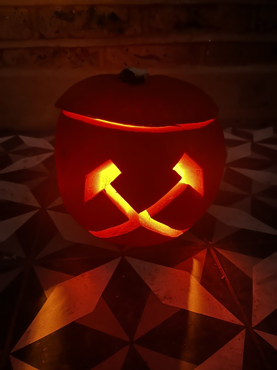 maharrison's tweet photo. Trick or treat 👻 ⚽️ https://t.co/dw6qKiaYSa