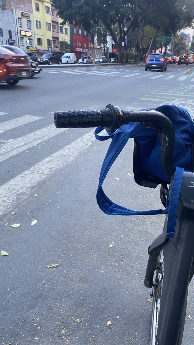 Garcarr11's tweet photo. Ni la bicicleta más “fierroli” estaba tan dura como esta Ecobici https://t.co/02Rg7ruDEq