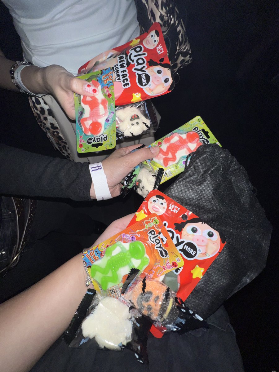 dowdeee's tweet photo. Happy Halloween สุดๆ 900 คุ้มแล้ว เจเดินเอาเยลลี่มาให้เต็มเลย น่ารักมากเลยอ่า แงงง 👻🎃 https://t.co/JfbtZaBVzI