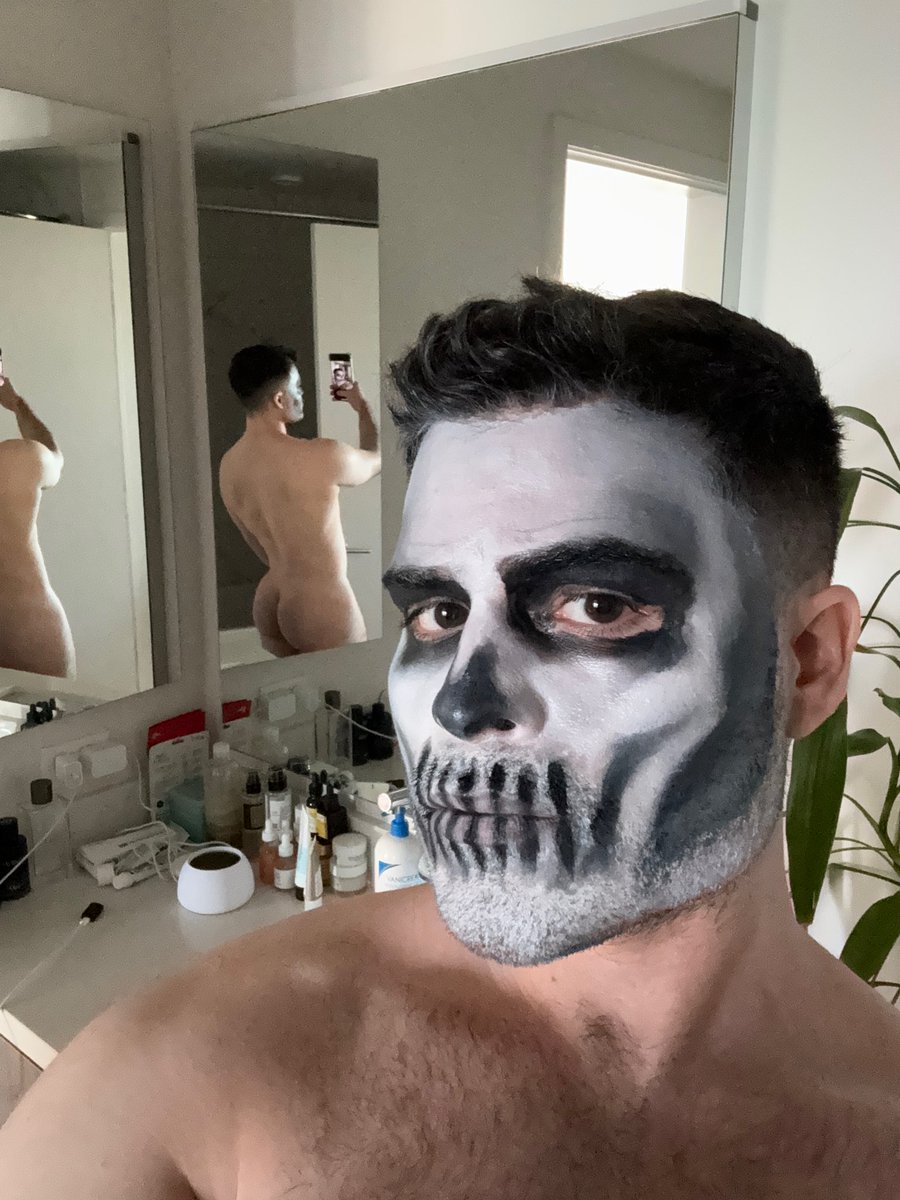cole__diamond's tweet photo. do you like my makeup? https://t.co/XbyrNOBjYv