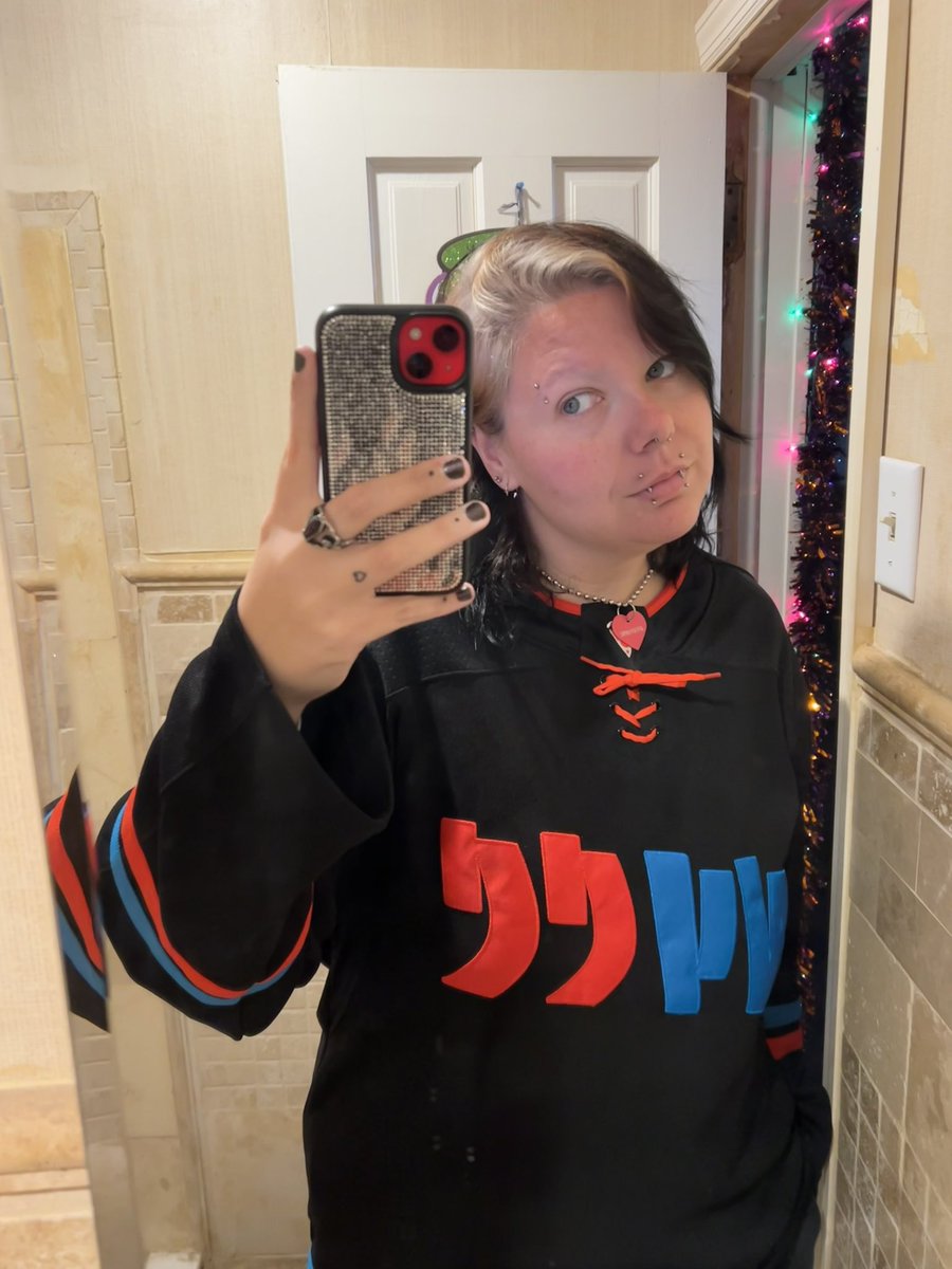 issethokay's tweet photo. we have billie eilish at home https://t.co/7sEa2xrvmL