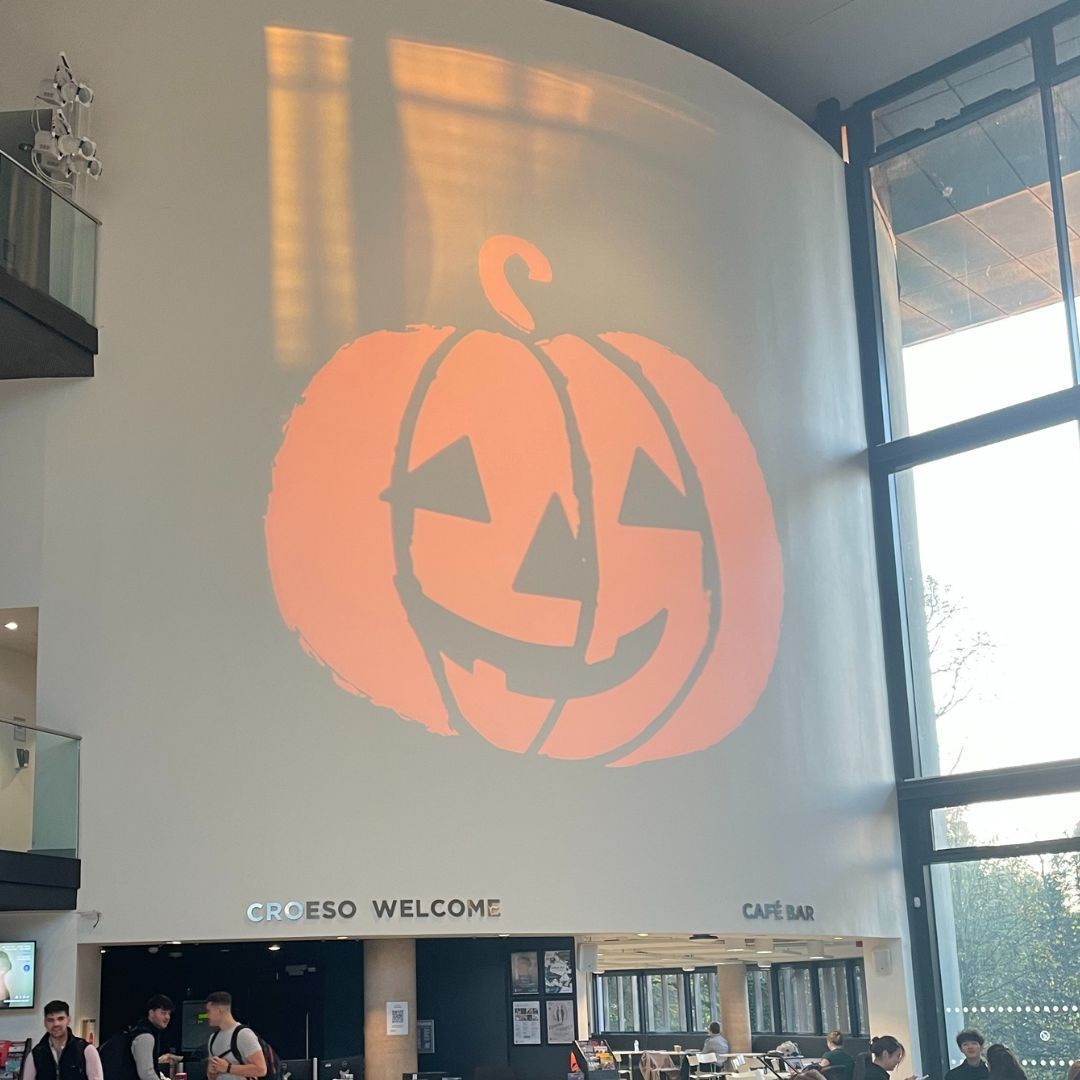 ColegCerddDrama's tweet image. #CalanGaeaf Hapus! 🎃 

Beth sy’n digwydd pan ddaw ysbrydion eich gwraig gyntaf a’ch ail wraig yn ôl i'ch aflonyddu?  

Llawer o broblemau, mae’n debyg! 👻 

Mae Blithe Spirit Noël Coward yn cychwyn ar 7 Rhagfyr yn Theatr Richard Burton y coleg.  

rwcmd.ac.uk/events/blithe-…