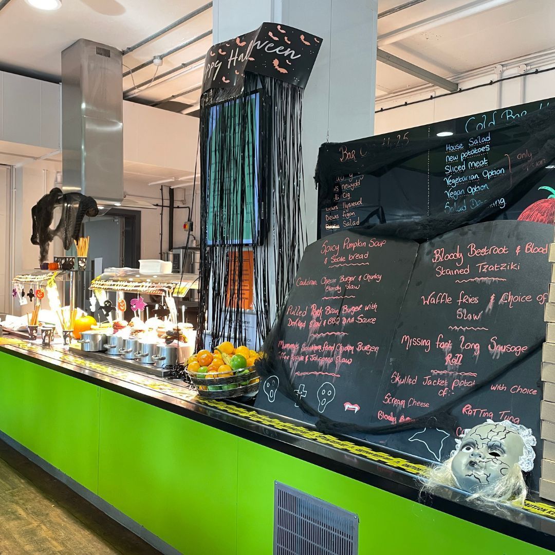 ColegCerddDrama's tweet image. #CalanGaeaf Hapus! 🎃 

Beth sy’n digwydd pan ddaw ysbrydion eich gwraig gyntaf a’ch ail wraig yn ôl i'ch aflonyddu?  

Llawer o broblemau, mae’n debyg! 👻 

Mae Blithe Spirit Noël Coward yn cychwyn ar 7 Rhagfyr yn Theatr Richard Burton y coleg.  

rwcmd.ac.uk/events/blithe-…