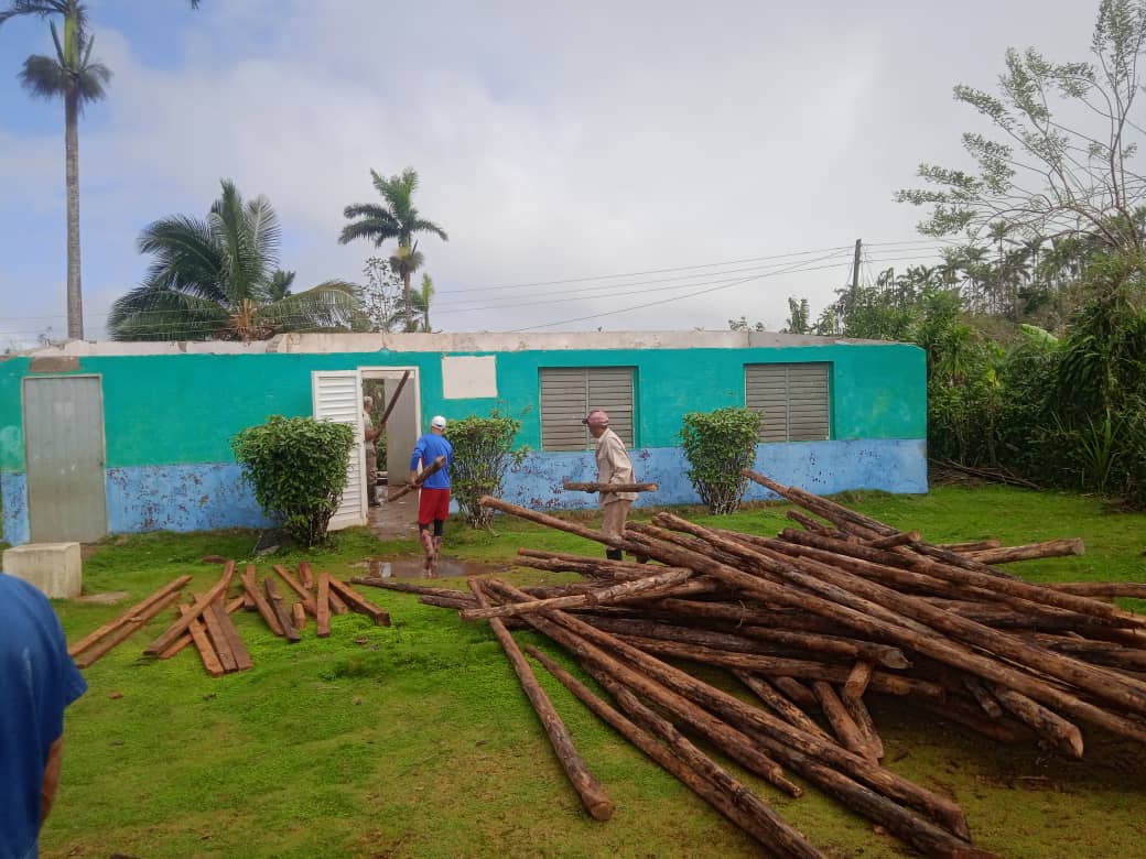 roeldis43511's tweet photo. #Maisí Trabajadores de las brigadas de la construcción de educación y salud en el territorio inician las labores de recuperación en la escuelita primaria y el CMF de la comunidad de el Cayo, perteneciente al Consejo Popular de Vertientes. #GuantánamoSeLevanta #Cuba https://t.co/Urj7hS4qFa