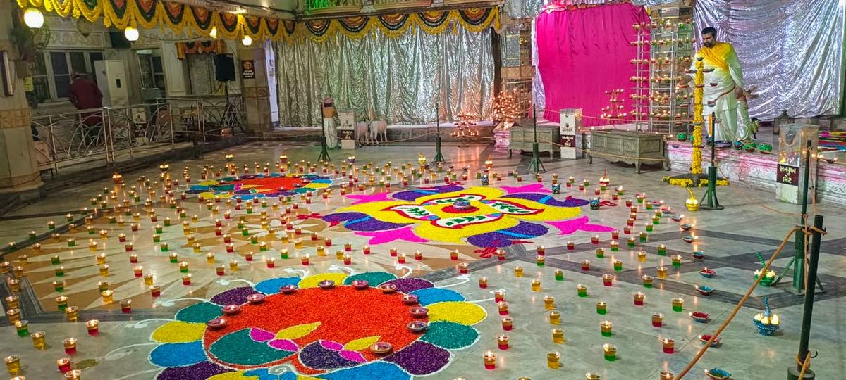 Vrajrajkumarji1's tweet photo. Beautiful glimpses of Deep Malika at Vrajdham Adhyatmik Sankul, Vadodara.

#krishna #shrinathji #diwali #deepavali #pushtimarg #vrajrajkumarji #vrajdhamsankul #vyo https://t.co/ras8lrBCuz