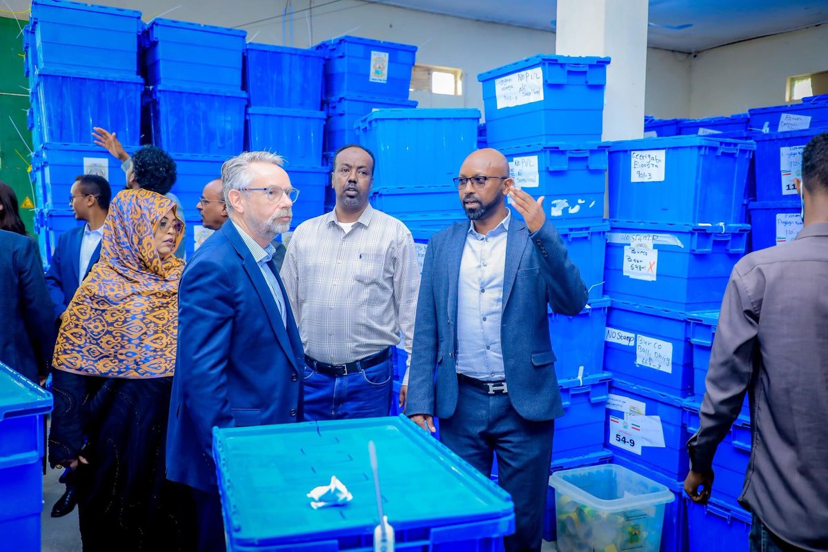 SLNECHQ's tweet photo. 📢 The #Somaliland NEC welcomed UK FCDO’s Development Director, Mr. Chris, UK Office Head Mr. Ilyas Malek, &amp; other two officials. Following productive discussions, NEC led a tour of its Warehouses, highlighting full readiness for elections. Grateful for the UK’s vital support! 🇬🇧 https://t.co/tzYUP5Xqp1