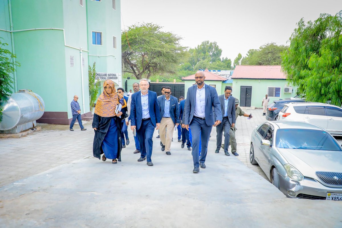 SLNECHQ's tweet photo. 📢 The #Somaliland NEC welcomed UK FCDO’s Development Director, Mr. Chris, UK Office Head Mr. Ilyas Malek, &amp; other two officials. Following productive discussions, NEC led a tour of its Warehouses, highlighting full readiness for elections. Grateful for the UK’s vital support! 🇬🇧 https://t.co/tzYUP5Xqp1