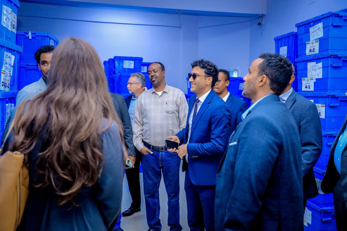 SLNECHQ's tweet photo. 📢 The #Somaliland NEC welcomed UK FCDO’s Development Director, Mr. Chris, UK Office Head Mr. Ilyas Malek, &amp; other two officials. Following productive discussions, NEC led a tour of its Warehouses, highlighting full readiness for elections. Grateful for the UK’s vital support! 🇬🇧 https://t.co/tzYUP5Xqp1