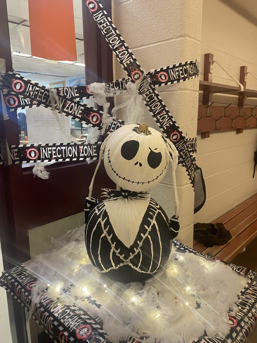 MsMWalker1's tweet photo. Halloween at @AshleyOaksPS is in full swing! https://t.co/C5jcFvzqPV
