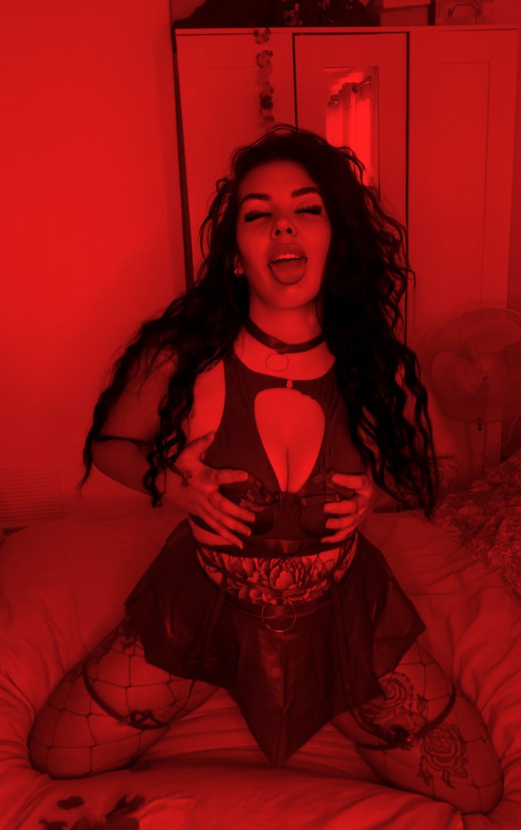 Am I scary enough? Comment if u want a trick or a treat 🕸️🎃💀🕷️🦇