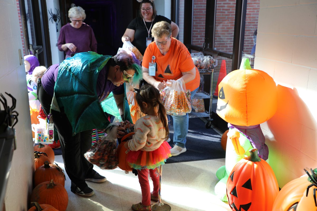 CASDNews's tweet photo. 🎃This afternoon, around 80 trick-or-treaters from ARK Daycare at the YMCA visited the Joan Bowen Operations Building. CASD staff decorated the halls and handed out treats purchased with donations to make this Halloween extra special for our visitors! 🎉🍬 https://t.co/i9Q0jHAxpQ