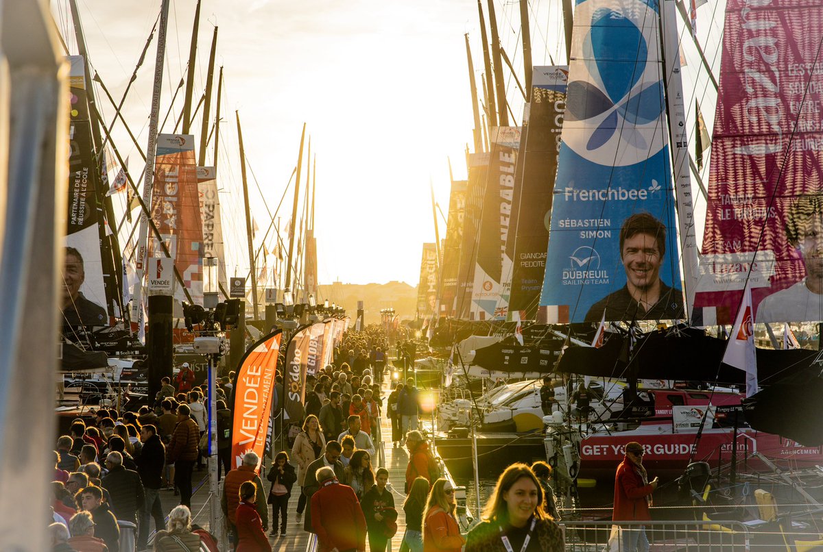 YannickMOREAU's tweet photo. L'organisation du Vendée Globe lève l'obligation d'inscription pour les Sablais qui veulent accéder au village.

Aux Sables d'Olonne, on a pris l'habitude au cours des 9 précédentes éditions du Vendée Globe d'accéder facilement et librement au village, pour y prendre un café, un verre entre amis, faire un petit tour des pontons entre 18H et 20H quand il n'y a plus de file d'attente et un joli coucher de soleil sur La Chaume.

Cette année les choses sont différentes, plus complexes, car pour essayer de réguler et lisser l'affluence, la "Saem Vendée" et le Département qui organisent le Vendée Globe ont mis en place un système d'inscription en ligne et de QRcode.

On fait avec... Depuis le début ce n'est pas ma tasse de thé mais ce n'est pas la Ville des Sables d'Olonne qui décide des modalités d'accès au village. Nous, notre travail c'est le stationnement, les navettes, les animations et les expositions en ville pour que la fête du Vendée Globe ne se limite pas à Port Olona mais irrigue les rues commerçantes, les quais et le Remblai.

Face aux longues queues pour entrer dans le village, puis aux queues pour accéder au ponton, j'ai demandé d'augmenter la jauge d'accueil du public sur le ponton du Vendée Globe et de laisser les Sablais et visiteurs entrer librement sur le village sans inscription préalable.
Cela m'apparaît d'autant plus raisonnable que la semaine prochaine ne sera plus une période de vacances scolaires et l'affluence sera nécessairement différente.

Au final, l'organisation du village du Vendée Globe a souhaité faire un geste et vient de m'annoncer qu'elle dispensait les "riverains" - comprendre "les habitants de l'agglomération des Sables d'Olonne" - de l'inscription sur internet. Il leur suffira désormais de présenter le laissez-passer "spécial riverain" que vous trouverez ci-joint, aux agents de sécurité et bénévoles contrôlant l'accès aux portes du village.

Ce ne sera donc pas une révolution qui supprimera toutes les queues d'accès car l'événement et le village sont si beaux, si inspirants qu’ils sont victimes de leur succès.

Ce sera simplement une simplification qu'il n'est pas inutile de connaître, et de partager, notamment avec les personnes qui ne sont pas à l'aise avec l'informatique et qui pourront donc sans démarche préalable venir se balader sur le village et sur les pontons.

Que la fête populaire du Vendée Globe soit belle !

Le soleil est partout. Dans le coeur des Sablais, des visiteurs et sur la baie des Sables jusqu’au 10 novembre prochain, jour du départ de cette 10e édition.
