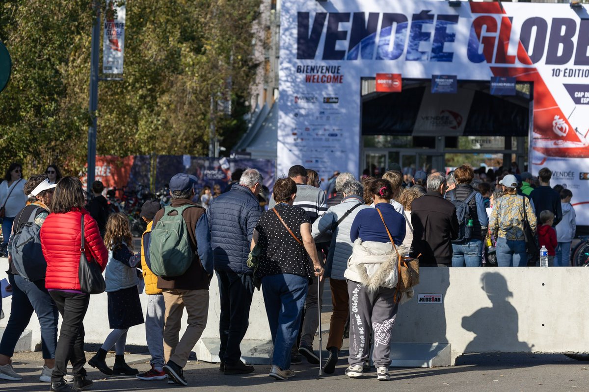 YannickMOREAU's tweet photo. L'organisation du Vendée Globe lève l'obligation d'inscription pour les Sablais qui veulent accéder au village.

Aux Sables d'Olonne, on a pris l'habitude au cours des 9 précédentes éditions du Vendée Globe d'accéder facilement et librement au village, pour y prendre un café, un verre entre amis, faire un petit tour des pontons entre 18H et 20H quand il n'y a plus de file d'attente et un joli coucher de soleil sur La Chaume.

Cette année les choses sont différentes, plus complexes, car pour essayer de réguler et lisser l'affluence, la "Saem Vendée" et le Département qui organisent le Vendée Globe ont mis en place un système d'inscription en ligne et de QRcode.

On fait avec... Depuis le début ce n'est pas ma tasse de thé mais ce n'est pas la Ville des Sables d'Olonne qui décide des modalités d'accès au village. Nous, notre travail c'est le stationnement, les navettes, les animations et les expositions en ville pour que la fête du Vendée Globe ne se limite pas à Port Olona mais irrigue les rues commerçantes, les quais et le Remblai.

Face aux longues queues pour entrer dans le village, puis aux queues pour accéder au ponton, j'ai demandé d'augmenter la jauge d'accueil du public sur le ponton du Vendée Globe et de laisser les Sablais et visiteurs entrer librement sur le village sans inscription préalable.
Cela m'apparaît d'autant plus raisonnable que la semaine prochaine ne sera plus une période de vacances scolaires et l'affluence sera nécessairement différente.

Au final, l'organisation du village du Vendée Globe a souhaité faire un geste et vient de m'annoncer qu'elle dispensait les "riverains" - comprendre "les habitants de l'agglomération des Sables d'Olonne" - de l'inscription sur internet. Il leur suffira désormais de présenter le laissez-passer "spécial riverain" que vous trouverez ci-joint, aux agents de sécurité et bénévoles contrôlant l'accès aux portes du village.

Ce ne sera donc pas une révolution qui supprimera toutes les queues d'accès car l'événement et le village sont si beaux, si inspirants qu’ils sont victimes de leur succès.

Ce sera simplement une simplification qu'il n'est pas inutile de connaître, et de partager, notamment avec les personnes qui ne sont pas à l'aise avec l'informatique et qui pourront donc sans démarche préalable venir se balader sur le village et sur les pontons.

Que la fête populaire du Vendée Globe soit belle !

Le soleil est partout. Dans le coeur des Sablais, des visiteurs et sur la baie des Sables jusqu’au 10 novembre prochain, jour du départ de cette 10e édition.