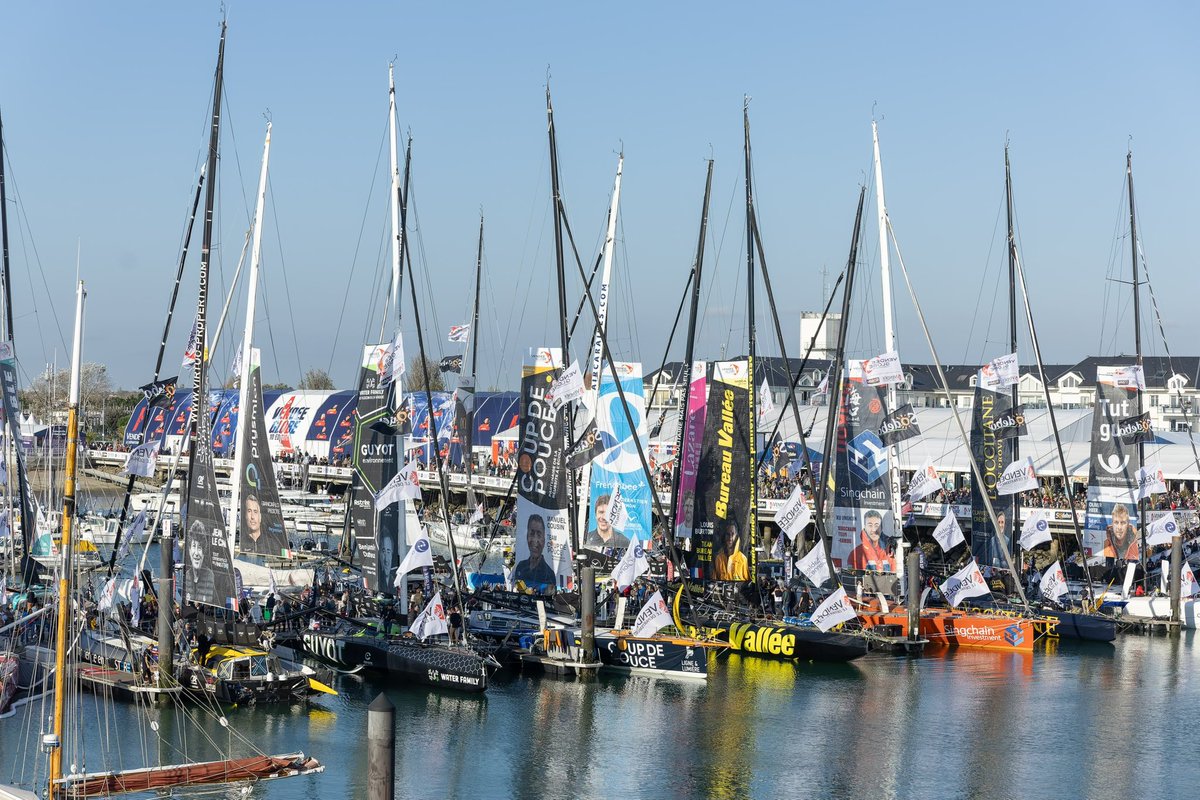 YannickMOREAU's tweet photo. L'organisation du Vendée Globe lève l'obligation d'inscription pour les Sablais qui veulent accéder au village.

Aux Sables d'Olonne, on a pris l'habitude au cours des 9 précédentes éditions du Vendée Globe d'accéder facilement et librement au village, pour y prendre un café, un verre entre amis, faire un petit tour des pontons entre 18H et 20H quand il n'y a plus de file d'attente et un joli coucher de soleil sur La Chaume.

Cette année les choses sont différentes, plus complexes, car pour essayer de réguler et lisser l'affluence, la "Saem Vendée" et le Département qui organisent le Vendée Globe ont mis en place un système d'inscription en ligne et de QRcode.

On fait avec... Depuis le début ce n'est pas ma tasse de thé mais ce n'est pas la Ville des Sables d'Olonne qui décide des modalités d'accès au village. Nous, notre travail c'est le stationnement, les navettes, les animations et les expositions en ville pour que la fête du Vendée Globe ne se limite pas à Port Olona mais irrigue les rues commerçantes, les quais et le Remblai.

Face aux longues queues pour entrer dans le village, puis aux queues pour accéder au ponton, j'ai demandé d'augmenter la jauge d'accueil du public sur le ponton du Vendée Globe et de laisser les Sablais et visiteurs entrer librement sur le village sans inscription préalable.
Cela m'apparaît d'autant plus raisonnable que la semaine prochaine ne sera plus une période de vacances scolaires et l'affluence sera nécessairement différente.

Au final, l'organisation du village du Vendée Globe a souhaité faire un geste et vient de m'annoncer qu'elle dispensait les "riverains" - comprendre "les habitants de l'agglomération des Sables d'Olonne" - de l'inscription sur internet. Il leur suffira désormais de présenter le laissez-passer "spécial riverain" que vous trouverez ci-joint, aux agents de sécurité et bénévoles contrôlant l'accès aux portes du village.

Ce ne sera donc pas une révolution qui supprimera toutes les queues d'accès car l'événement et le village sont si beaux, si inspirants qu’ils sont victimes de leur succès.

Ce sera simplement une simplification qu'il n'est pas inutile de connaître, et de partager, notamment avec les personnes qui ne sont pas à l'aise avec l'informatique et qui pourront donc sans démarche préalable venir se balader sur le village et sur les pontons.

Que la fête populaire du Vendée Globe soit belle !

Le soleil est partout. Dans le coeur des Sablais, des visiteurs et sur la baie des Sables jusqu’au 10 novembre prochain, jour du départ de cette 10e édition.