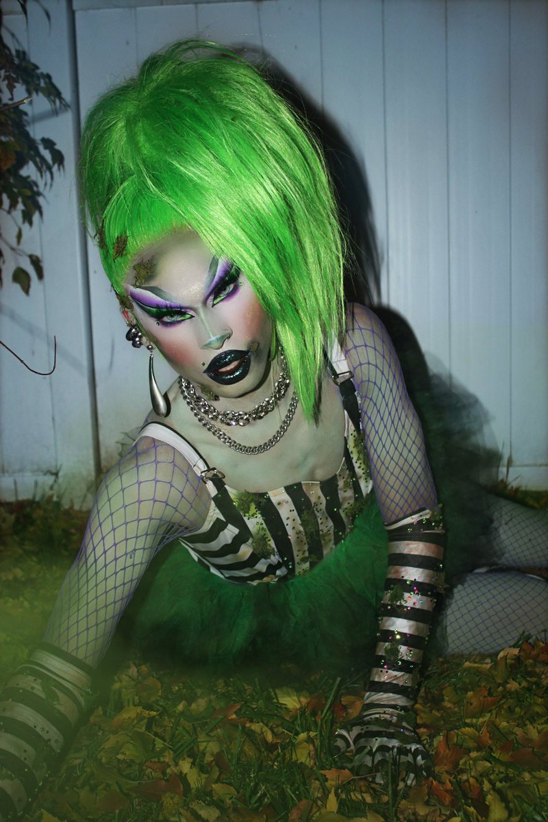the_kanary's tweet photo. it’s showtime 💚🕸️ https://t.co/as1VsvNjKl