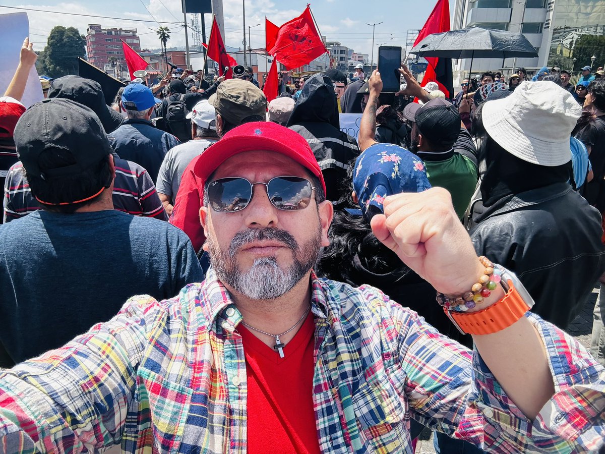 Drwandradee's tweet photo. 🚨EL PUEBLO DESPIERTA‼️💪🏼||
Hoy en la marcha pacífica la gente mostró su descontento con el desGObierno del presidente MR. DANIEL NOBOA al grito de: #FueraNoboaFuera!
#SinLuz #SinSeguridad #SinEmpleo #SinSalud
#SóloMentiras #El31 #DíaDelEscudo #31DeOctubre https://t.co/Xnor3aCKJf