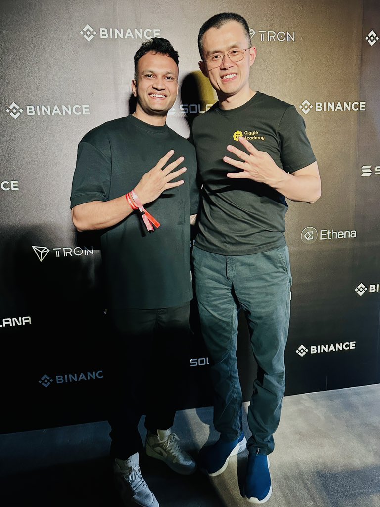 cryptoady's tweet photo. Such a humble guy @cz_binance 

#BinanceBlockchainWeek https://t.co/rWBnJTUvwN