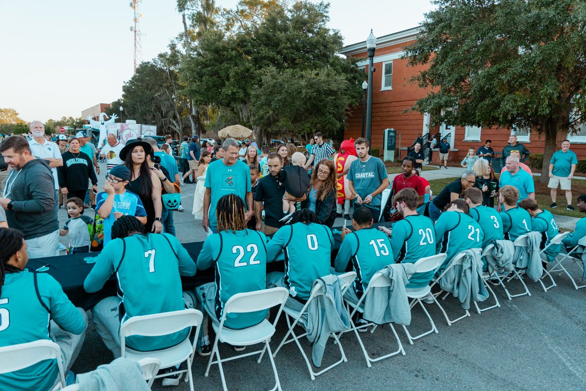 CoastalMBB's tweet photo. We felt the love last night, Conway 👌

#ChantsUp I #EDGE https://t.co/c0jUfLJUZQ