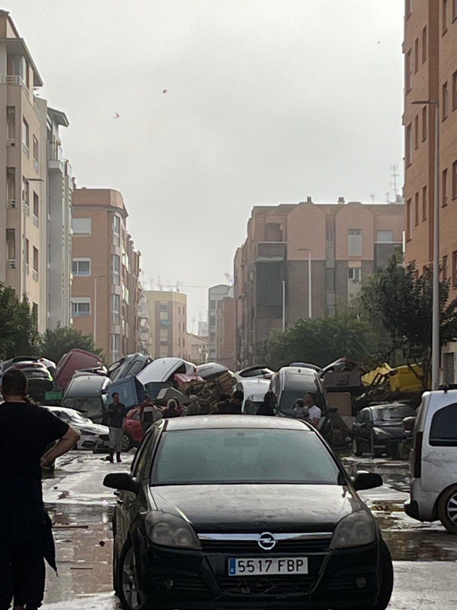 Goes__x's tweet photo. ‼️LA REALIDAD UN DÍA MÁS EN VALENCIA TRAS LA DANA‼️

Se accede andando desde Valencia ciudad para intentar de dar alguna ayuda a gente que, literalmente, esta ABANDONADA a su suerte.

Los servicios de emergencia todavía no han llegado a muchos puntos de los pueblos más afectados.

Ir como mano de obra voluntaria se dificulta por la cantidad de caos, se limita a tratar de ayudar a gente con sus casas.

El agua y la luz es un bien cada vez más escaso.

Enfin…esperemos que se pueda ver algo de luz pronto.