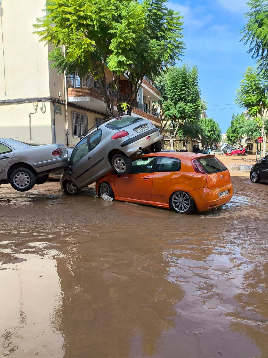 Goes__x's tweet photo. ‼️LA REALIDAD UN DÍA MÁS EN VALENCIA TRAS LA DANA‼️

Se accede andando desde Valencia ciudad para intentar de dar alguna ayuda a gente que, literalmente, esta ABANDONADA a su suerte.

Los servicios de emergencia todavía no han llegado a muchos puntos de los pueblos más afectados.

Ir como mano de obra voluntaria se dificulta por la cantidad de caos, se limita a tratar de ayudar a gente con sus casas.

El agua y la luz es un bien cada vez más escaso.

Enfin…esperemos que se pueda ver algo de luz pronto.