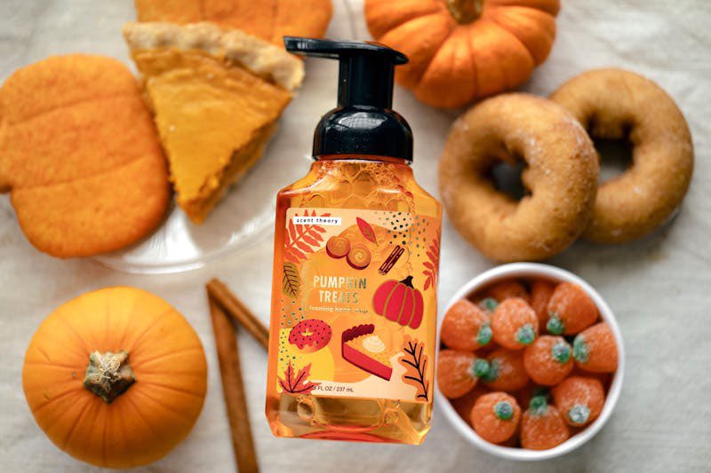 🍁🎃👏 Add a touch of seasonal charm to your space with our Pumpkin Treats foaming soap! Let the fragrances of fall wrap around you like a warm blanket, reminding us of crisp leaves and festive gatherings. 

This scent will keep your hands soft and smelling gourd-gous! 🍁🎃👏