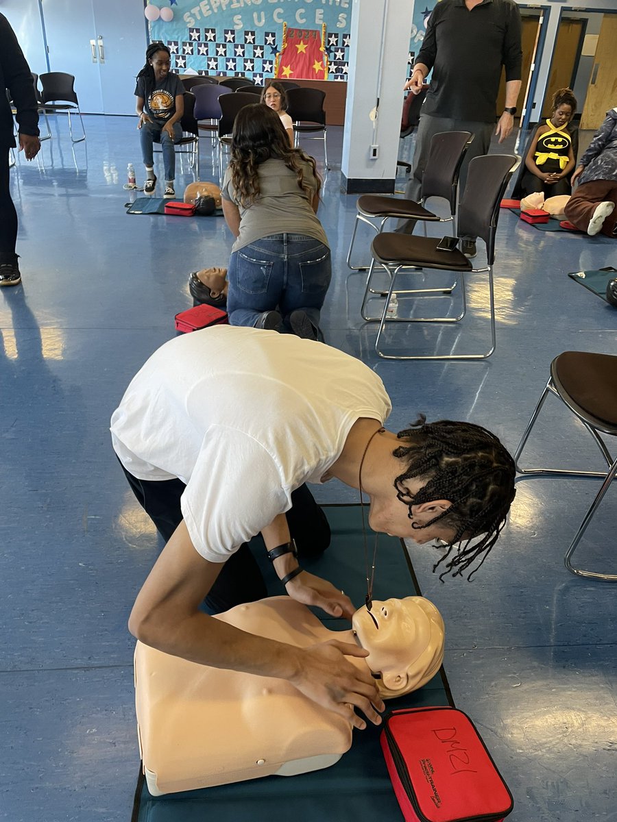 DomHeart21's tweet image. Teachers at Trey Whitfield School  in Brooklyn are ready to respond in a cardiac emergency #CallPushShock