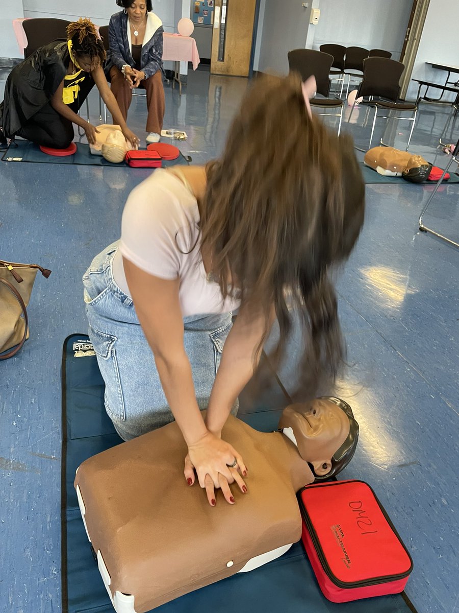 DomHeart21's tweet image. Teachers at Trey Whitfield School  in Brooklyn are ready to respond in a cardiac emergency #CallPushShock