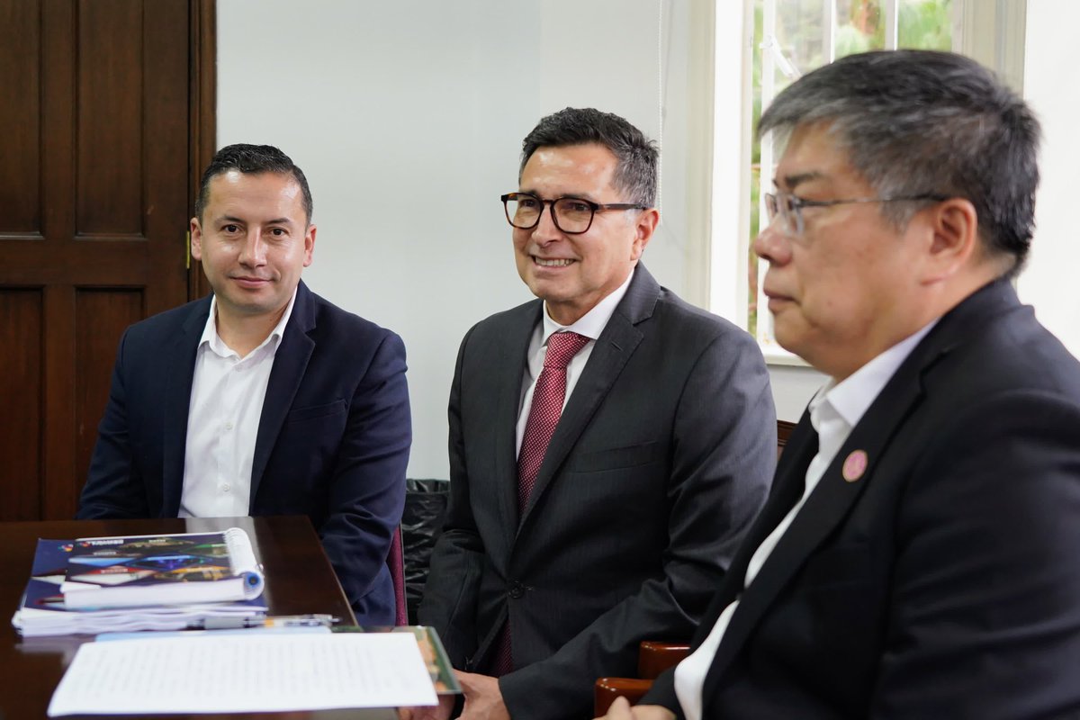 <a href="/Asocentro_/">Asocentro</a> <a href="/china_embajada/">Embajada de China en Colombia</a> <a href="/Ragudelos/">RicardoAgudeloSedano</a> “Es fundamental aumentar nuestra producción agrícola con prácticas que cuiden el medio ambiente. Nuestro compromiso es producir más y mejor, adoptando métodos responsables que protejan nuestros recursos naturales y garanticen un desarrollo para nuestros pequeños y medianos