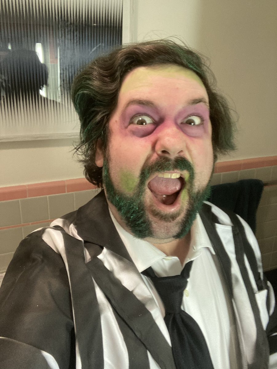 It’s SHOWTIME!! 

Happy Halloween y’all! 

This year’s costume heavily influenced by my latest cover, haha! Check it out on YouTube! 

youtu.be/3hgcH1r-CEA