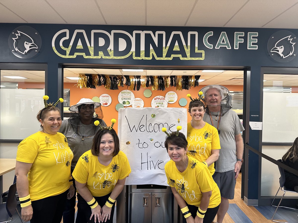 KWucinich's tweet photo. We were Busy Bees today in the Cardinal Cafe’ at WorthingWay! Happy Halloween! #BeKindToKids #ItsWorthIt ⁦@wcsdistrict⁩ ⁦@chefsamwcsd⁩ ⁦@bhunt2536⁩ https://t.co/00CyVrKsYg