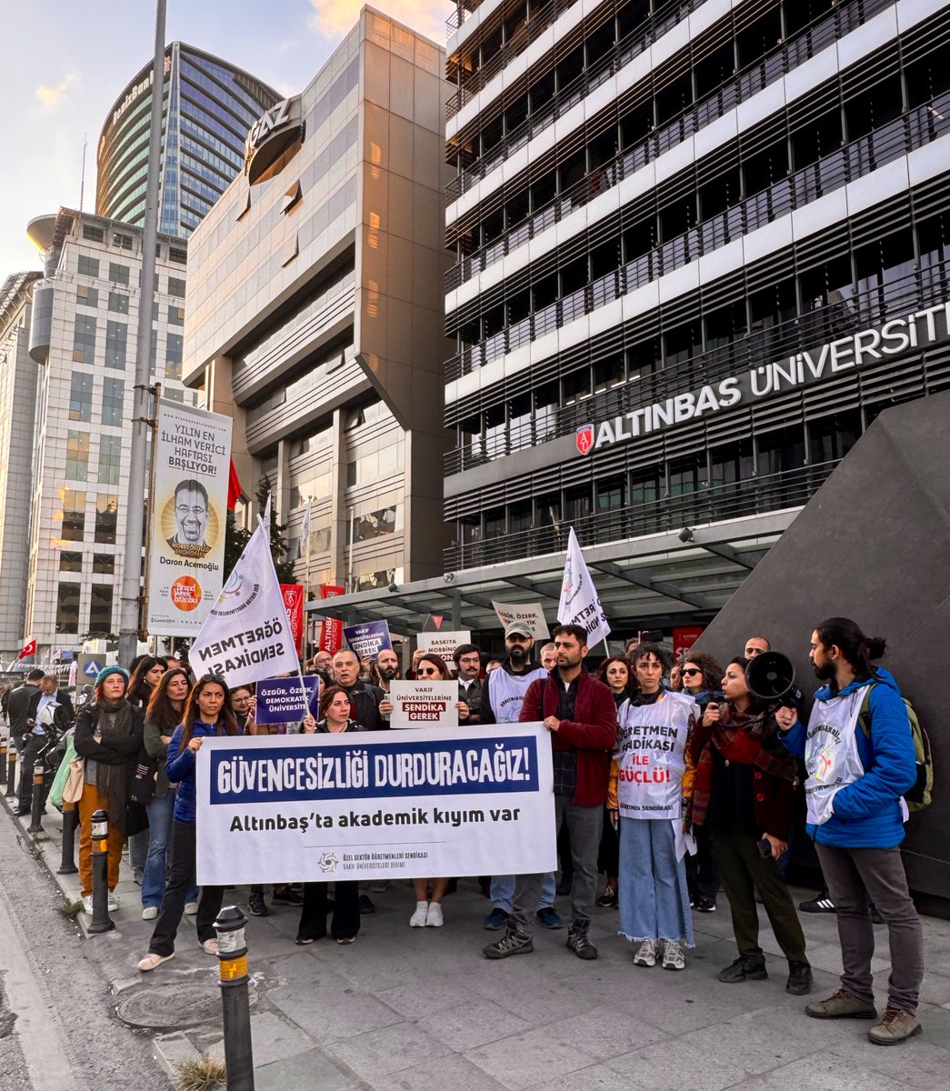 📍 Bugün Altınbaş Üniversitesi önünde pankartımızda yazan sloganın gereğini yerine getirme irademizi gösterdik. Akademisyenler omuz omuza, hep birlikte…

‘Güvenceli iş’, ‘eşit ücret’ ve ‘akademik özgürlük’ taleplerimiz gerçekliğe ulaşana dek mücadelemiz sürecek. 

#SendikanVar