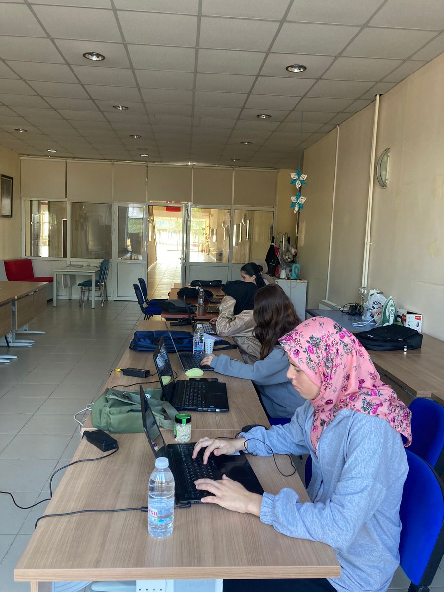 ManisaKYGM's tweet photo. Muradiye Yurdumuz'da Bilgisayar Kursu öğrencilerimizin katılımı ile devam ediyor.
#KYKAkademi
#GSBYurtları https://t.co/SBF9WRzkCQ
